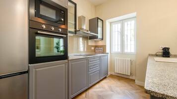 Een koelkast, een magnetron, een oven, een vaatwasser