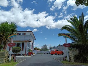 A street view with two houses, one with a sign reading '1011' and the other '1009'. - Rainbow Motel & Guest House (Tauranga)