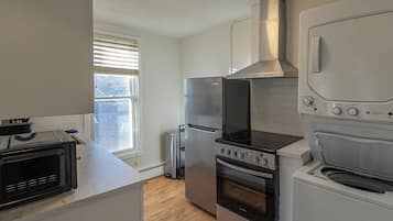 Frigorífico, microondas, horno y placa de cocina