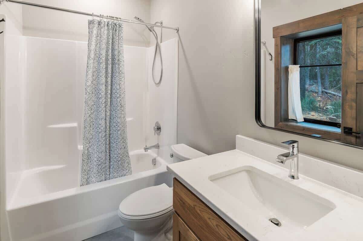 Une salle de bain moderne avec une baignoire, des toilettes et un lavabo.