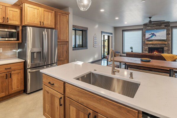 Kylskåp, mikrovågsugn, ugn och spishäll