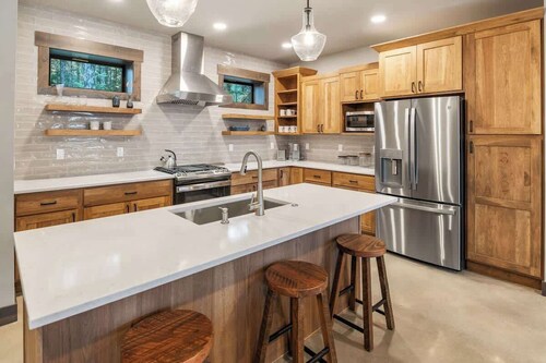 New Pet-Friendly Schweitzer Retreat w/ Hot Tub