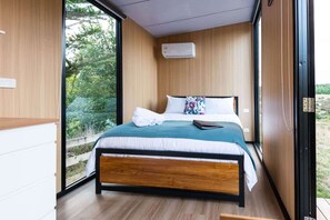 1 bedroom, bed sheets - Secret Hideaway by Tiny Away (Glen Murray)