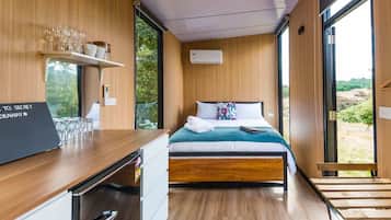 1 bedroom, bed sheets