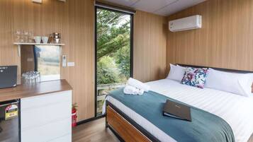 1 bedroom, bed sheets
