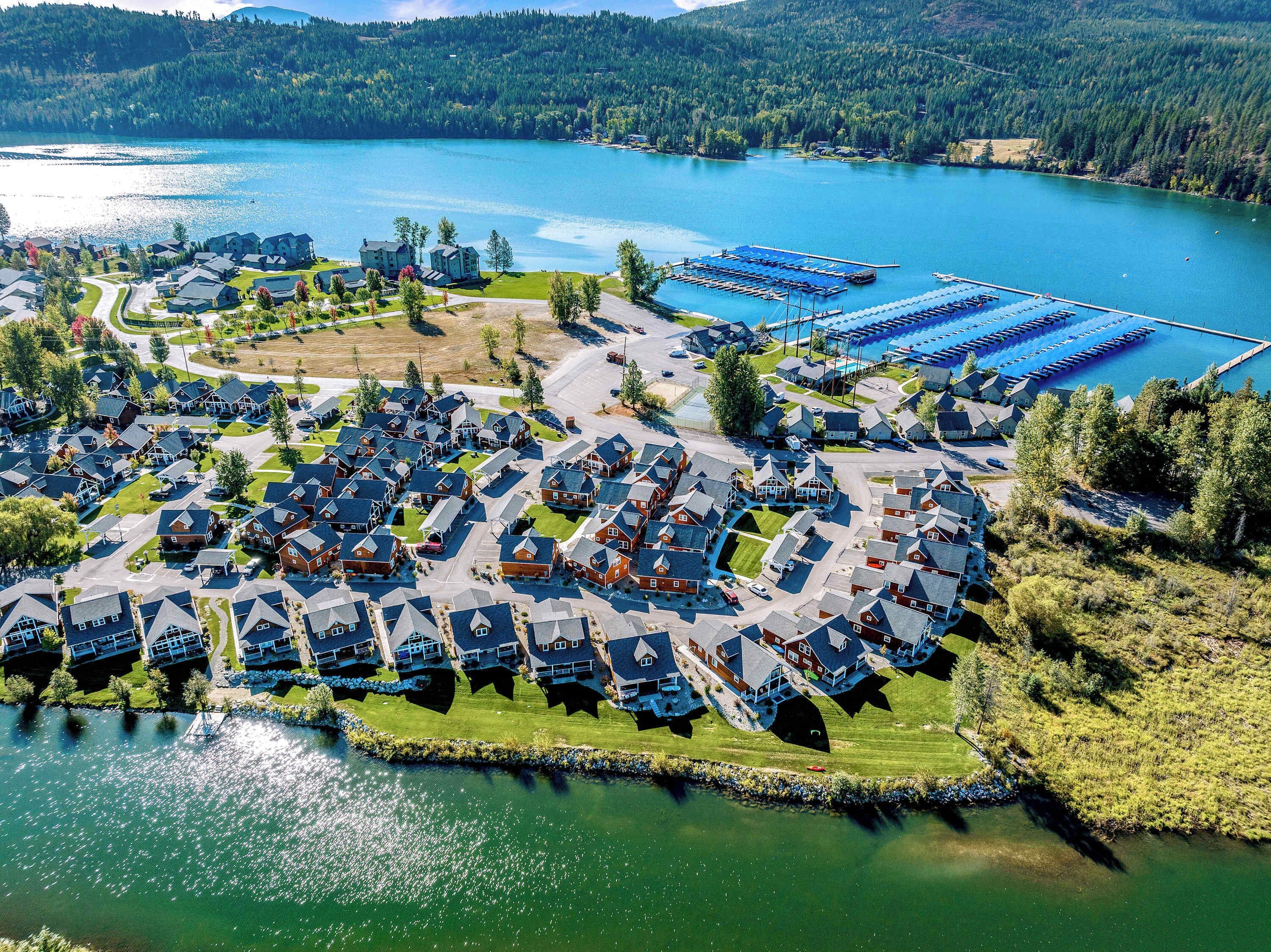 Un área residencial con casas, un muelle y un lago.