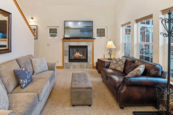 Smart TV, caminetto, studio