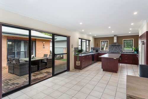 Stunning spacious home 5 minutes walk to beach, full kitchen, games room
