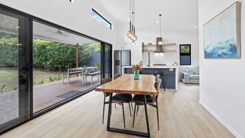 Geladeira grande, micro-ondas, fogão, cooktop