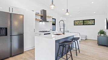 Geladeira grande, micro-ondas, fogão, cooktop