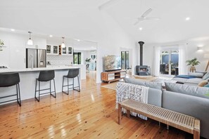 Flat-screen TV - Escape to Alawara (Tallai)