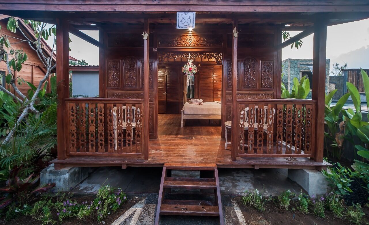 Une structure en bois comprenant un lit et un élément décoratif suspendu.