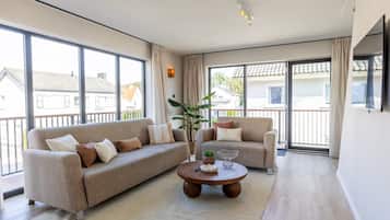 Televisio, kirjoja, työhuone