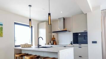 Jääkaappi, mikroaaltouuni, uuni, liesi