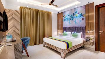 Muebles diferentes, escritorio y cortinas blackout