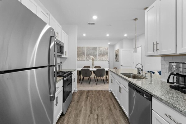 Réfrigérateur, micro-ondes, four, plaque de cuisson