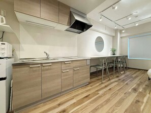 Fridge, microwave, stovetop, cookware/dishes/utensils