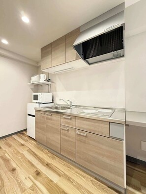 Køleskab, mikrobølgeovn, kogeplade, køkkentøj/tallerkener/redskaber