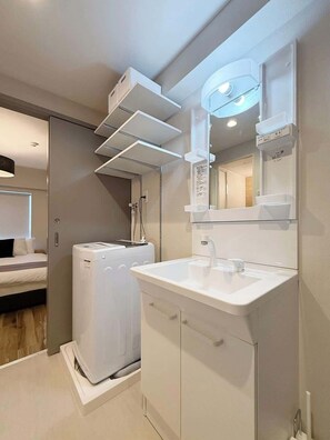 Douche, séchoir à cheveux, serviettes fournies