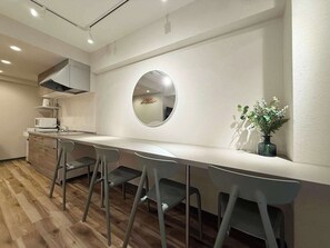 Réfrigérateur, four à micro-ondes, surface de cuisson