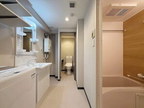 Shower, hair dryer, towels - Fully Equipped Studio Getaway (Hiroshima)