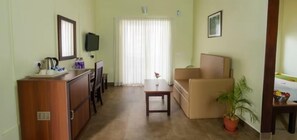 خزنة داخل الغرفة ومساحة عمل للكمبيوتر المحمول وواي فاي مجانًا