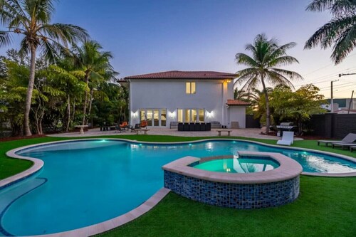 5000Sf  Luxe Mansion/Refreshing pool/Gameroom - N
