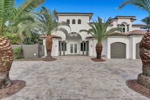 Exterior - 5000Sf  Luxe Mansion/Refreshing pool/Gameroom - N (Dania Beach)