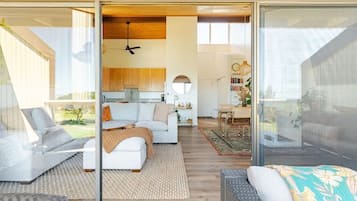 Smart TV, books, stereo