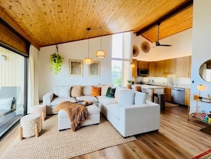 Smart-TV, Bücher, Stereoanlage