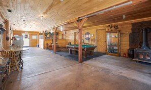 Game room - Rustic Barn on 51 Acres (Cripple Creek)