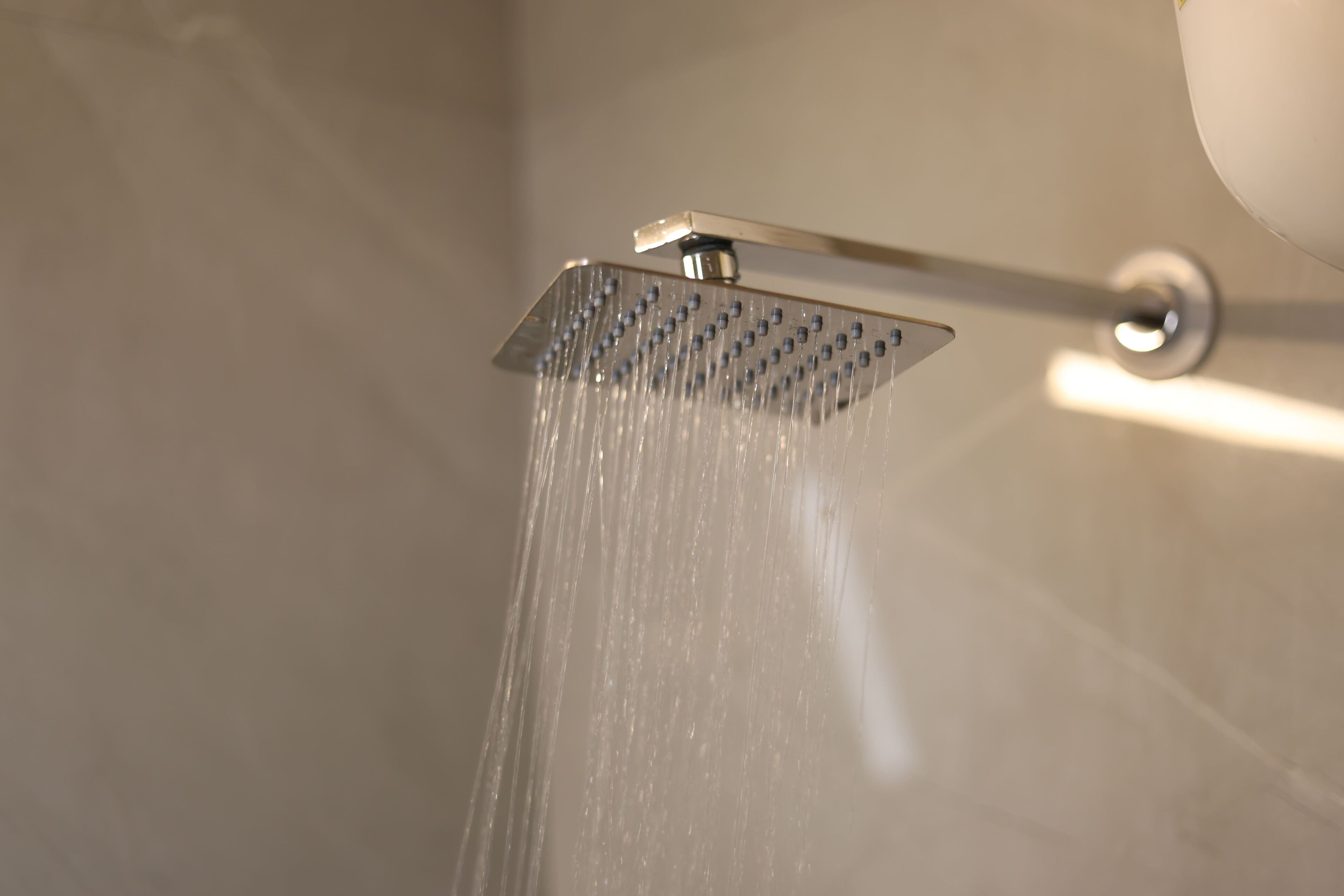 Eine Dusche, aus der Wasser fließt.