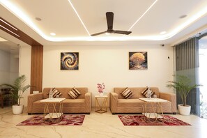 Coin salon dans le hall