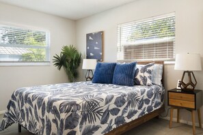 2 makuuhuonetta, työpöytä, silitysrauta/-lauta, vauvan matkasänky