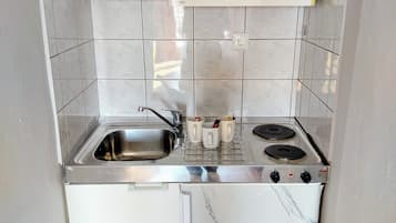 Fridge, stovetop, electric kettle, highchair