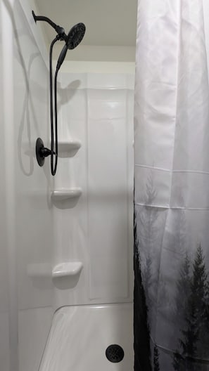 Douche, sĂšche-cheveux, serviettes fournies