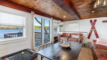 TV connectée, cheminée, livres