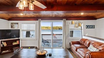 Smart-TV, Kamin, Bücher