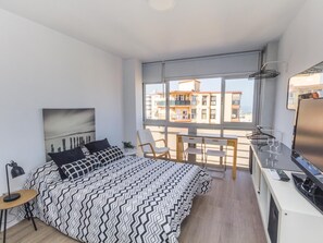 Een strijkplank/strijkijzer, internet, beddengoed