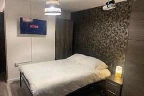 1 bedroom, iron/ironing board, WiFi, bed sheets - Radio City Apartments
 (Liverpool)