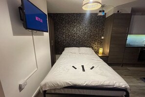 1 chambre, fer et planche à repasser, Wi-Fi, draps fournis