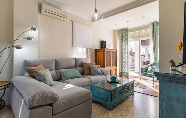 Fireplace - 3 bedroom nice home in Salteras (Salteras)