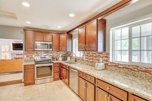 Fridge, microwave, stovetop, dishwasher - 8 Mi to Dtwn: Pet-Friendly Phoenix Home! (Phoenix)