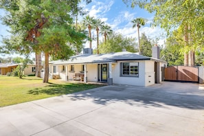 Exterior - 8 Mi to Dtwn: Pet-Friendly Phoenix Home! (Phoenix)