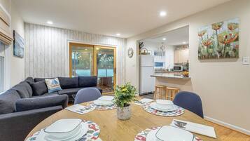 Dining Area | Dishware/Flatware Provided