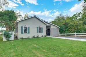 Parking | Driveway (4 Vehicles) - Potomac River Getaway: Walk to Marina! (King George)