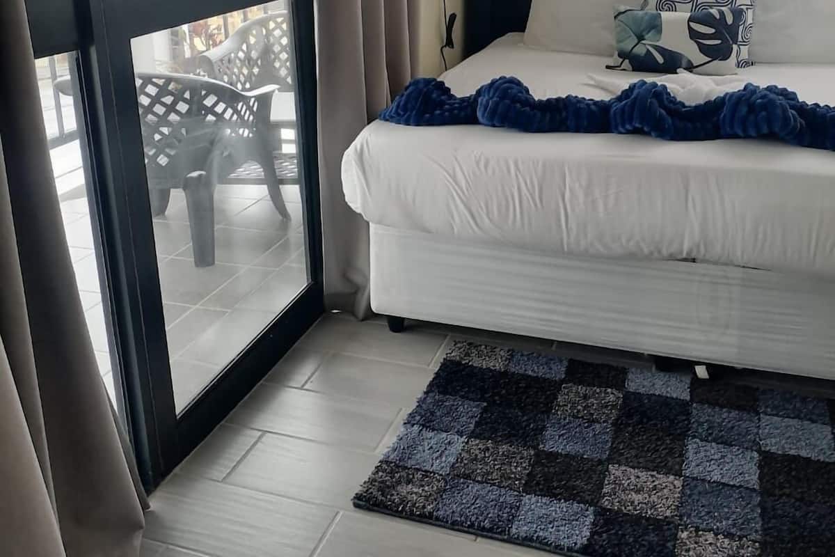 Habitación Deluxe, 1 cama King size, balcón, vista al mar | Muebles diferentes, escritorio y espacio para trabajar con laptop