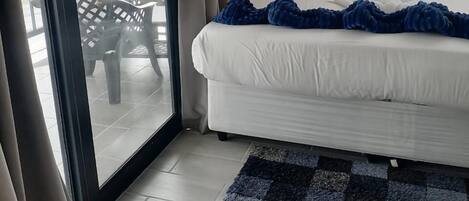 Deluxe kamer, 1 kingsize bed, balkon, uitzicht op zee | Individueel gemeubileerd, een bureau, een laptopwerkplek