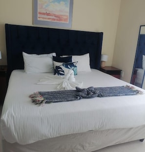 Individually furnished, desk, laptop workspace, blackout drapes - Longfellow Lodge (East London)