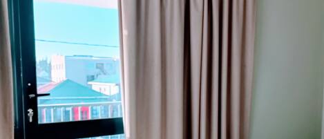 豪華客房, 1 張特大雙人床, 露台, 海景 | 獨特裝修、書桌、手提電腦工作空間、遮光窗簾/窗簾